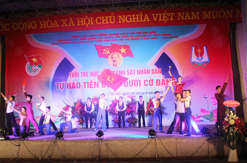Tiết mục “Chào mừng Đảng Cộng sản Việt Nam” do Đội văn nghệ xung kích Học viện CSND biểu diễn.